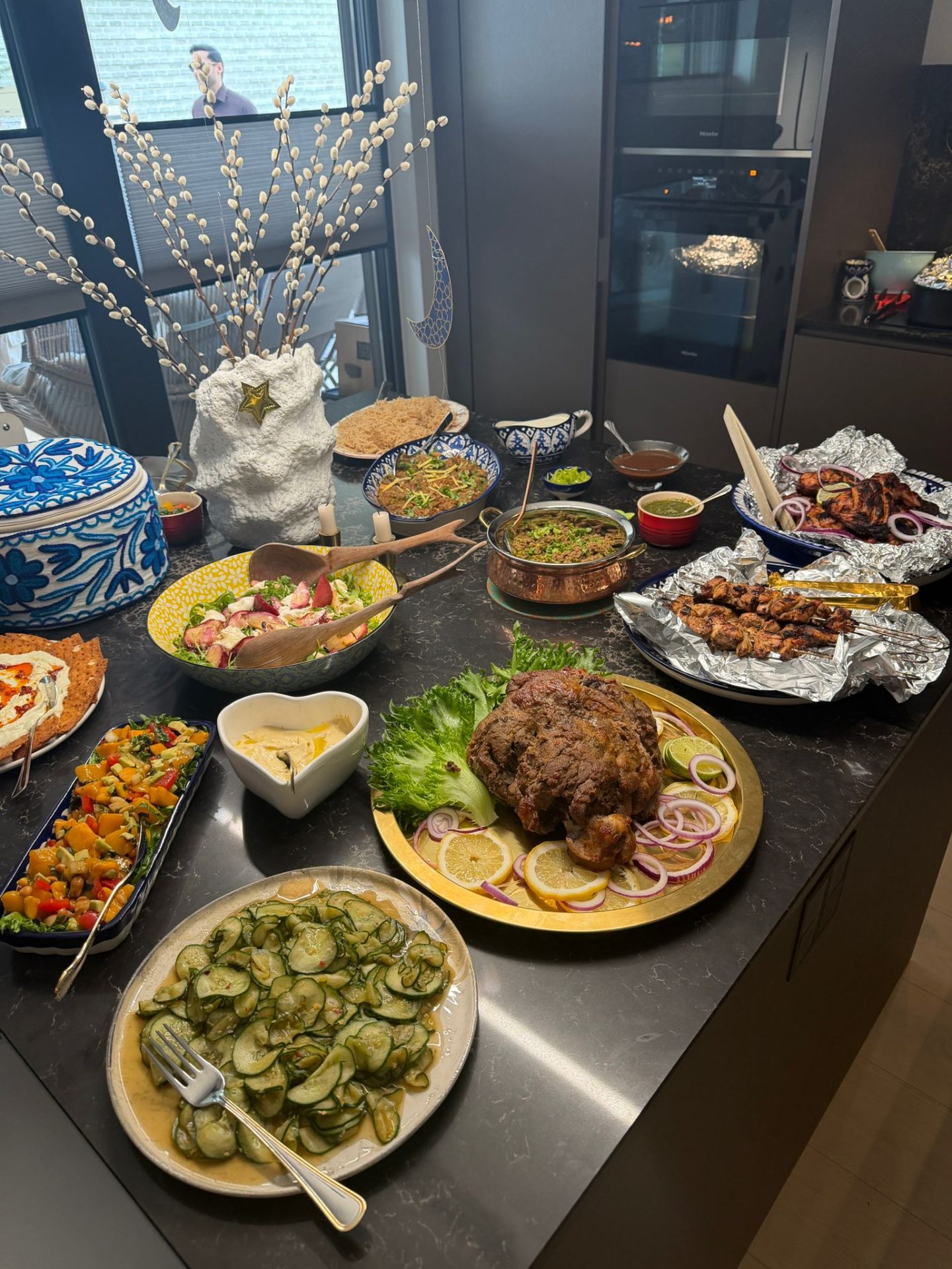 Et hjemmelaget festbord med flere retter