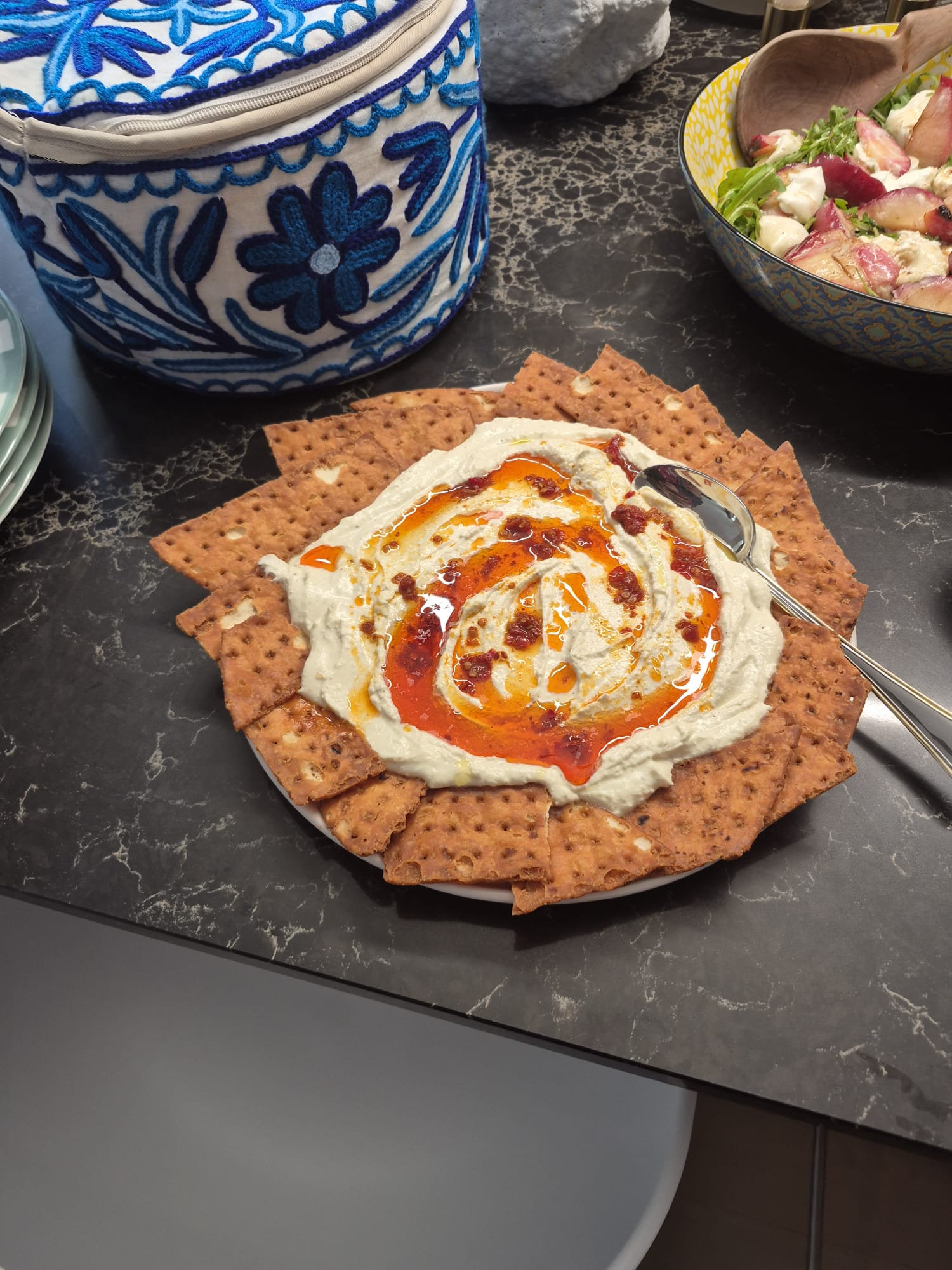 Kremet hjemmelaget hummus med chiliolje og knekkebrød